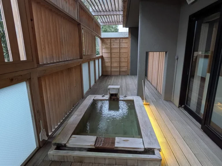 バスルーム入口から全景