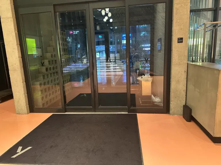 エントランス内観