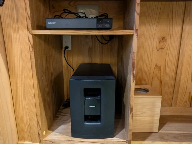 ベッド方向からTV(ブルーレイデッキ、スピーカー)