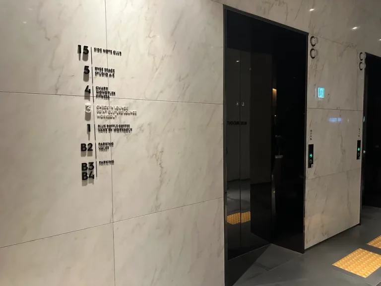 エレベーターホールフロント階