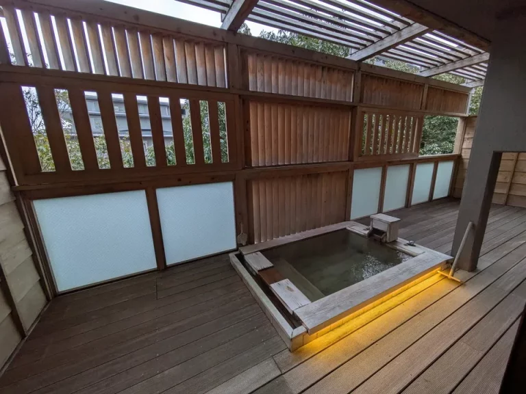 バスルーム入口から全景(露天風呂)