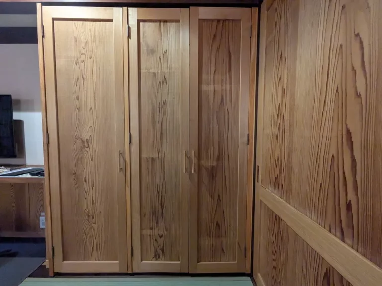 クローゼット外観(閉じた状態)