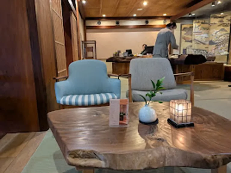 奥に見えているデスクががフロントカウンター