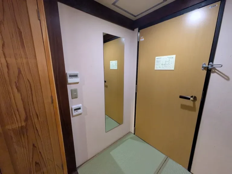 客室入口内観ドア