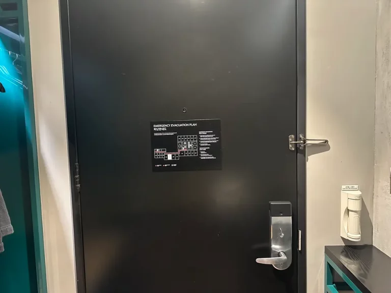 客室入口内観ドア