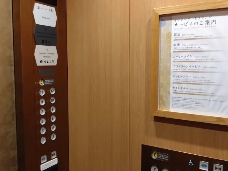 エレベーター内 2 (1)