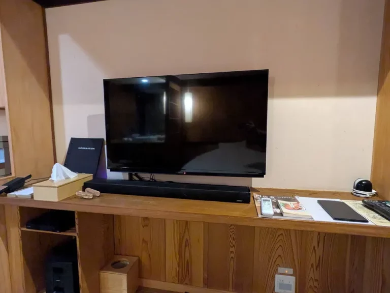 ベッド方向からTV