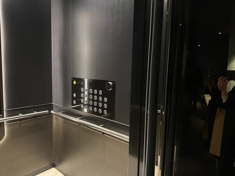 エレベーター内観