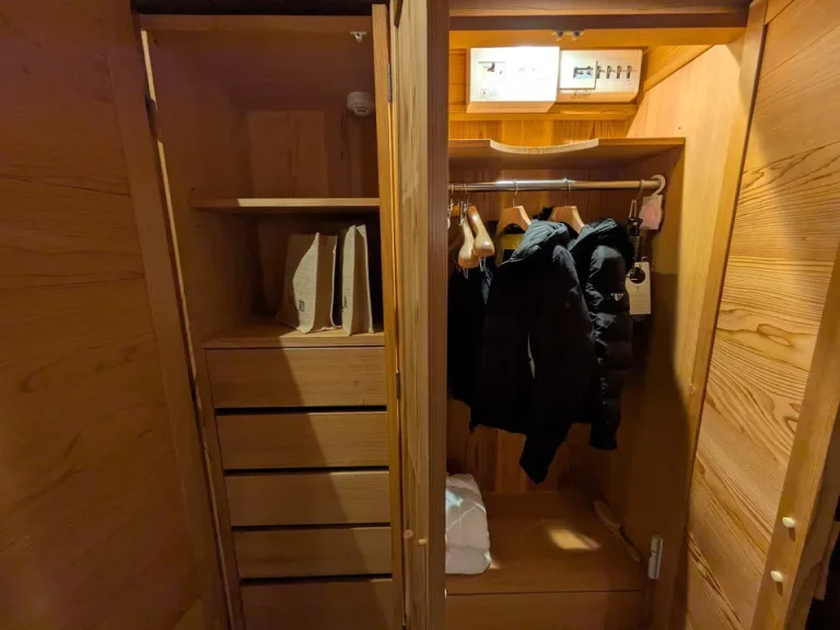 クローゼット外観(開けた状態)(1)