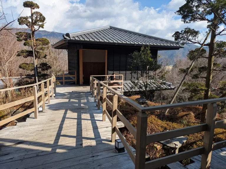 「建物外観」で写っている建物の3階にエレベーターであがります