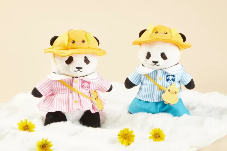 幼稚園の制服を着たジャージャーとドゥドゥのぬいぐるみ