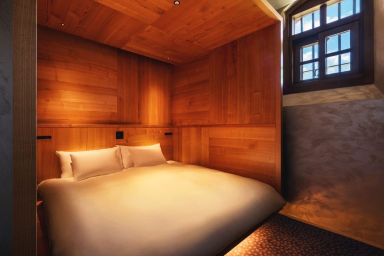 【星のや奈良監獄】客室_ベッドルーム