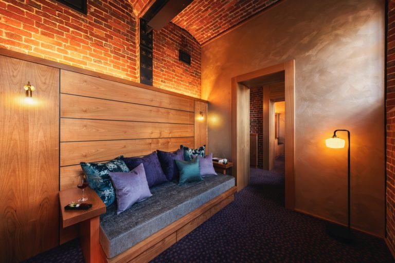 【星のや奈良監獄】客室_リビングスペース